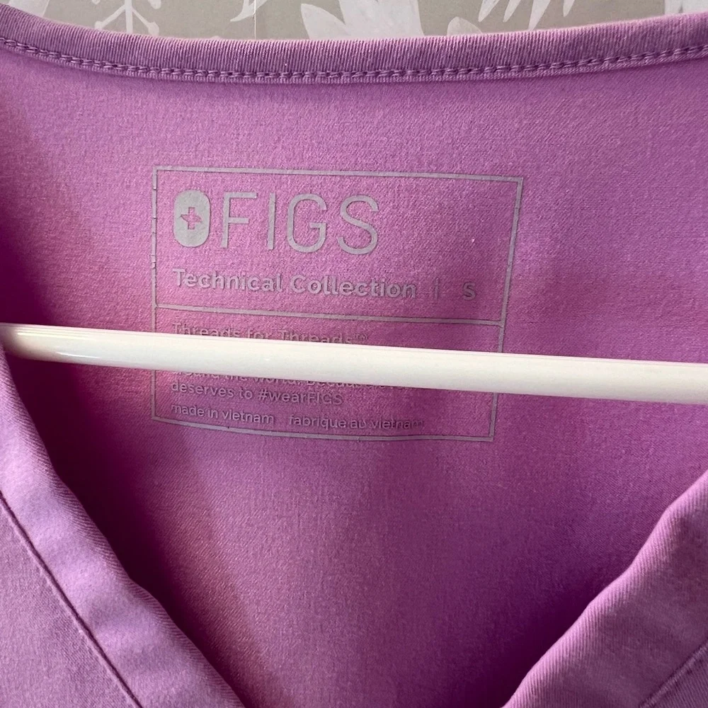 Figs Casma 3 pocket scrub top - Picture 3 of 3